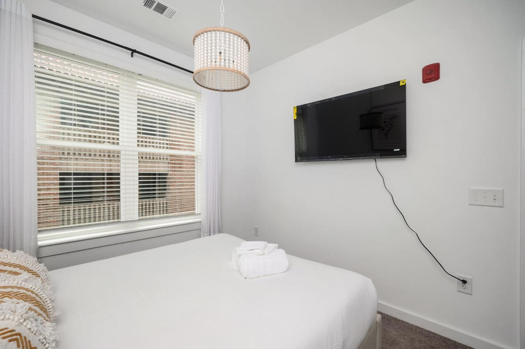 Luxury New 2b2b Private Balcony 542blvd Holiday home